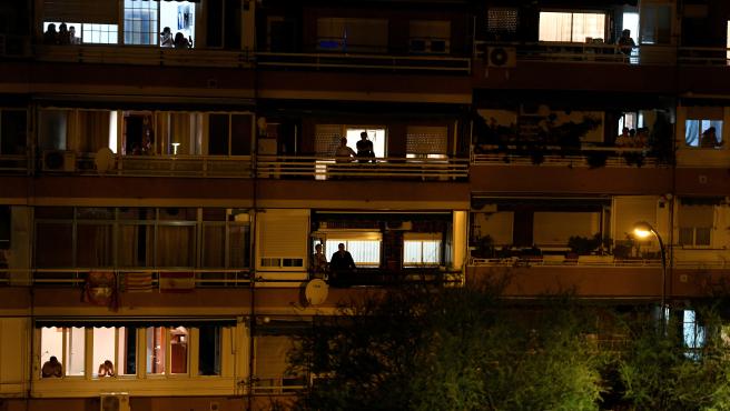 Foto de un vecindario aplaudiendo a los sanitarios